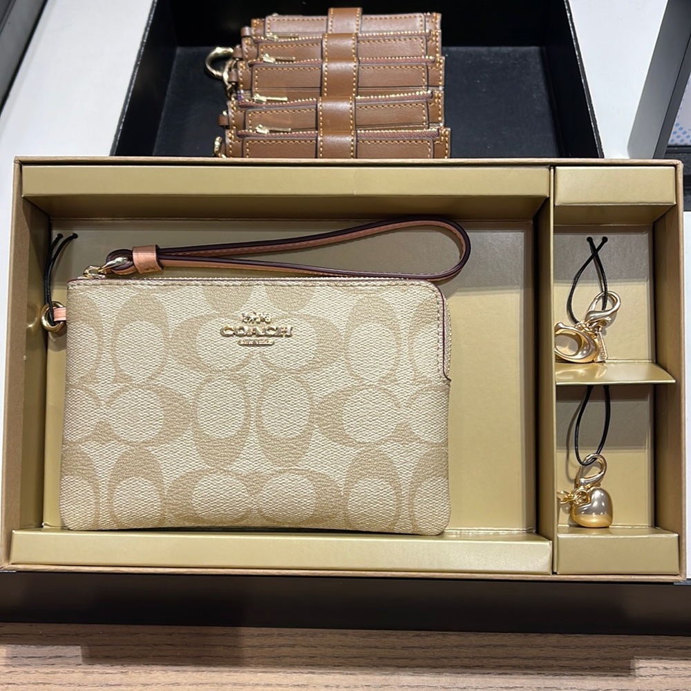 Coach Boxed Corner Zip Wristlet In Signature Canvas
Gold/Light Khaki/Faded Blush - Picture 3 of 16